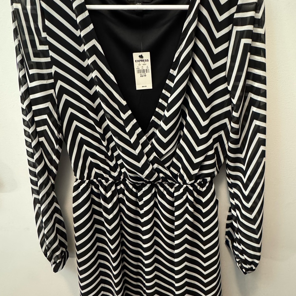 Express Monochrome Zigzag Long Sleeve Dress